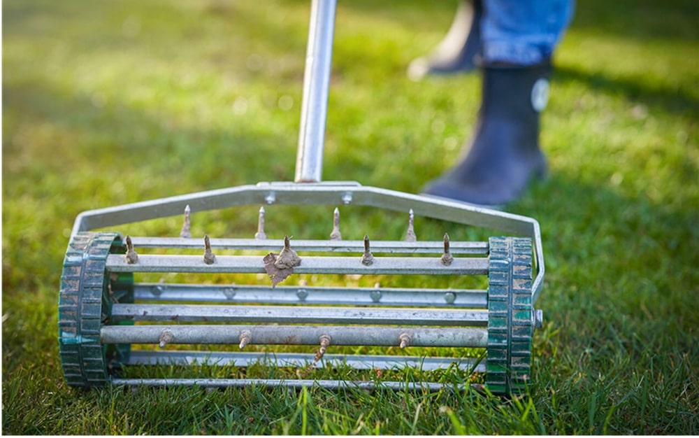 Provzdušňovací válec na trávník s ocelovými hroty pro zlepšení růstu trávy a správnou péči o trávník