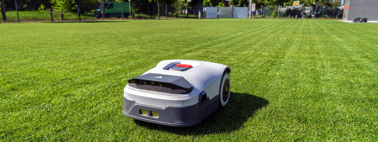 Robotická sekačka sekající trávník na zahradě
